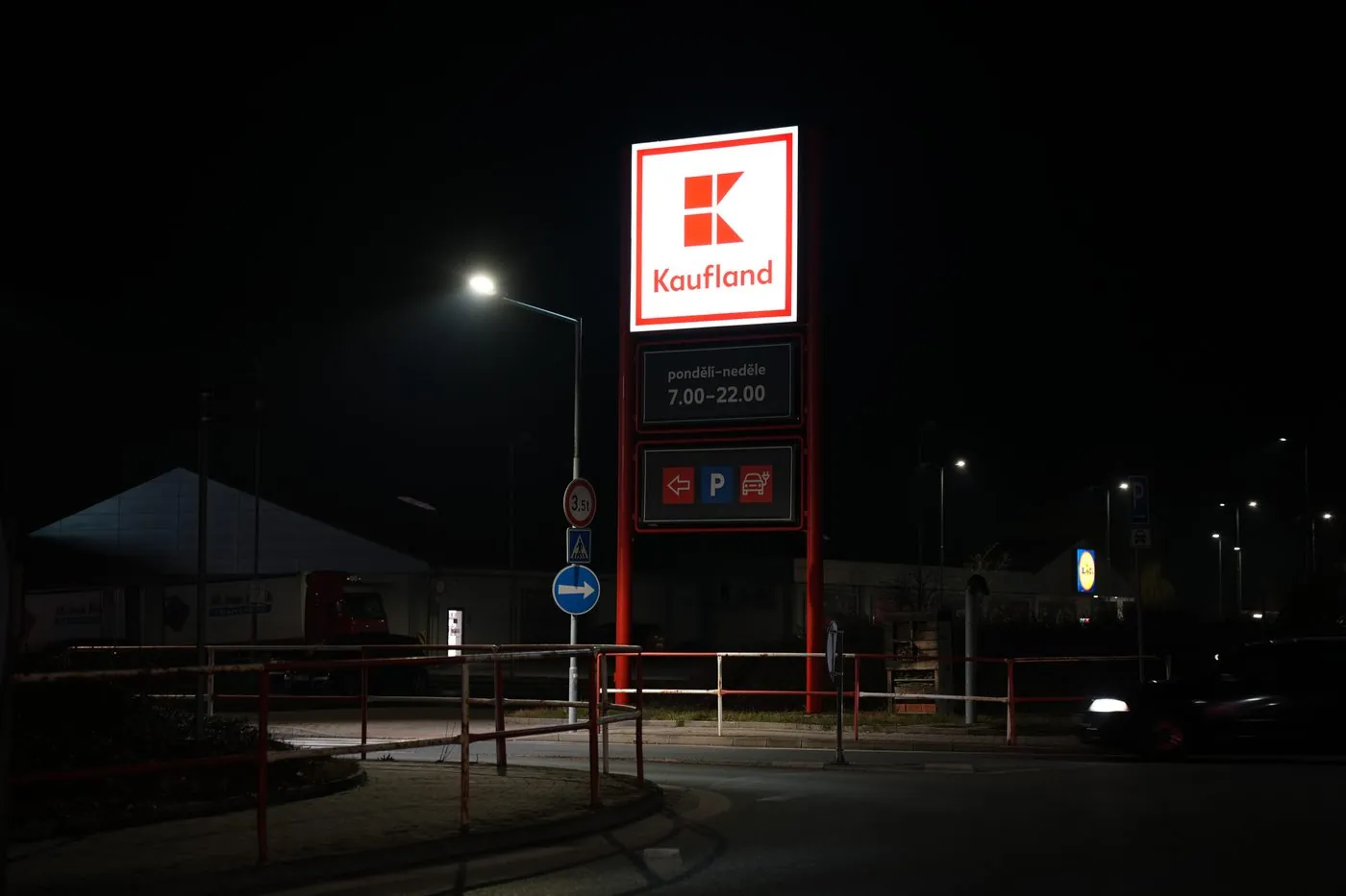 Noční fotografie čerpací stanice a světelné reklamy