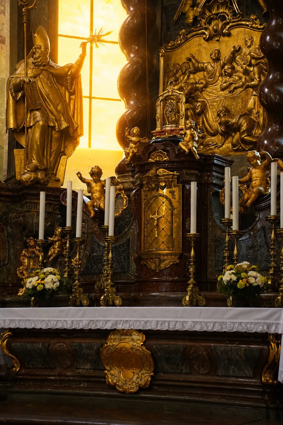 Zlatý barokní oltář se svícemi v kostele